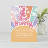 Twee Groovy Sunshine Rainbow Daisy Uitnodiging (Staand voorkant)