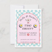 Twee Groovy Twin Girls Verjaardagsuitnodiging - Ed (Voorkant)