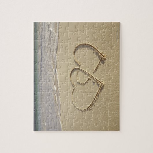 Twee grote harten op het strand legpuzzel (Verticaal)