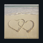Twee grote harten op het strand magneet<br><div class="desc">strand en liefde,  AssetID: 127999579 / {Gen Nishino} / Twee grote harten op het strand</div>