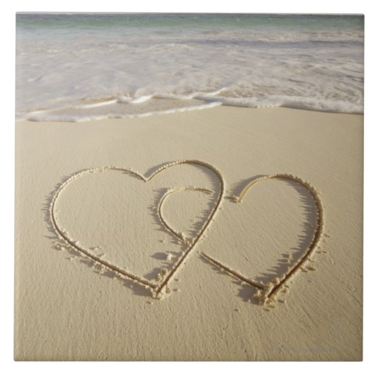 Twee grote harten op het strand met tegeltje (Voorkant)