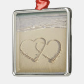 Twee grote harten op het strand metalen ornament (Links)