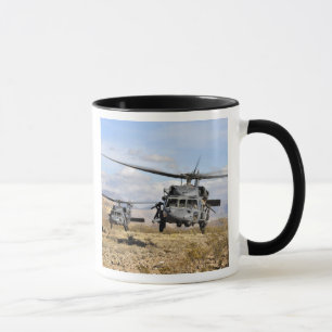 Twee H-60 Pavehawk-helikopters die zich voorbereid Mok