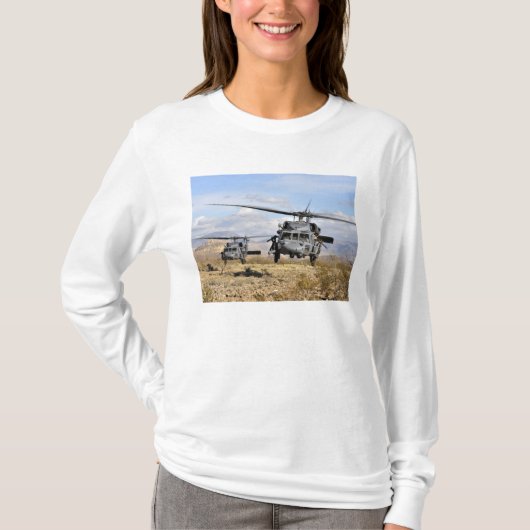 Twee H-60 Pavehawk-helikopters die zich voorbereid T-shirt (Voorkant)