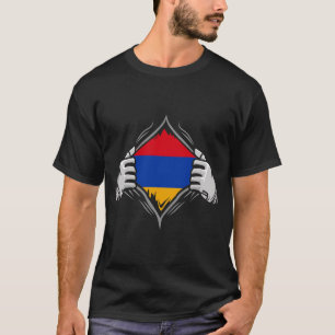 Twee handen die de vlag van Armenië aan het licht T-shirt