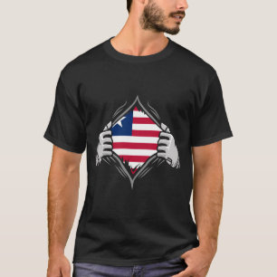 Twee handen die de vlag van Liberia aan het licht T-shirt