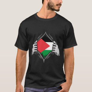 Twee handen die de vlag van Palestina aan het lich T-shirt