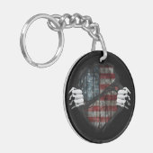 Twee handen rippen onthullende vlag Gepersonalisee Sleutelhanger (Voorkant Links)