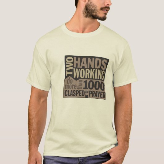 "Twee handen werken..." Citaat T-shirt (Voorkant)