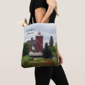 Twee Harbors Lighthouse & boot over de hele canvas Tote Bag (Dichtbij)