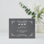 Twee harten Chalkboard Wedding RSVP Uitnodiging Briefkaart (Staand voorkant)