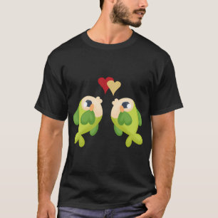 Twee harten drijven tussen de vissen een rode en e t-shirt