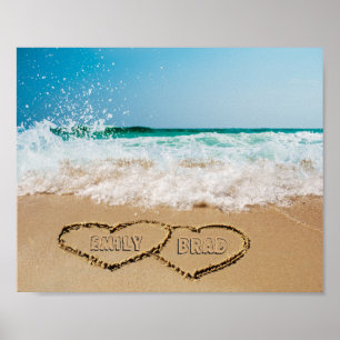 Twee harten gepersonaliseerde namen in zand afbeel poster