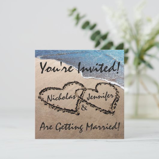 Twee harten in de uitnodiging van het Zandstrand (Staand voorkant)