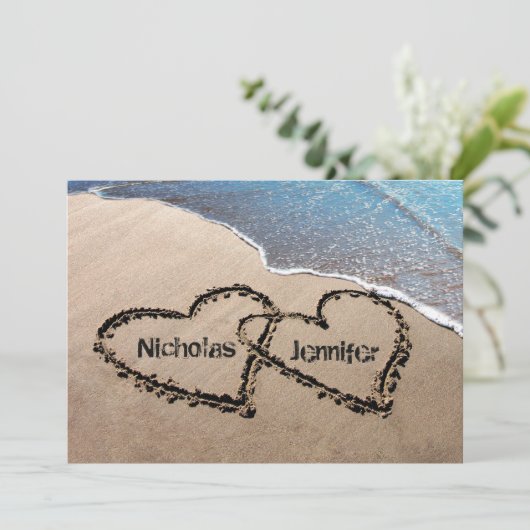 Twee harten in de uitnodiging voor zand-bruiloft (Staand voorkant)
