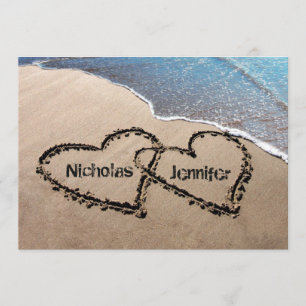 Twee harten in de uitnodiging voor zand-bruiloft