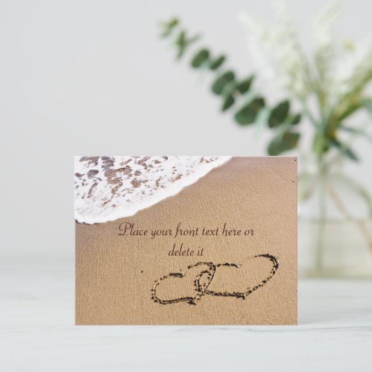 Twee harten in de zand briefkaart (Staand voorkant)
