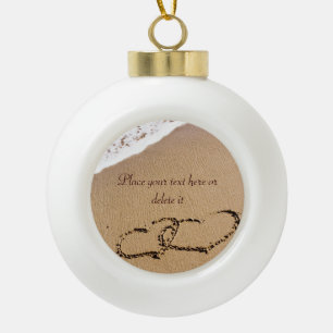 Twee harten in de zand keramische bal ornament