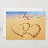 Twee harten in het zand bruiloft uitnodiging (Voorkant)