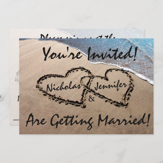Twee harten in het zand strand huwelijksuitnodigin kaart (Voorkant / Achterkant)