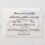 Twee harten op het strand Trouwuitnodiging Kaart (Achterkant)