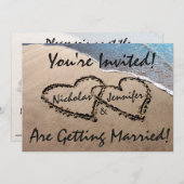 Twee harten op het strand Trouwuitnodiging Kaart (Voorkant / Achterkant)