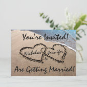 Twee harten op het zand strand huwelijksuitnodigin kaart (Staand voorkant)