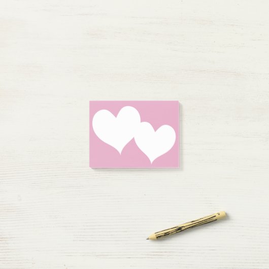 Twee harten roze noten post-it® notes (Op bureau)