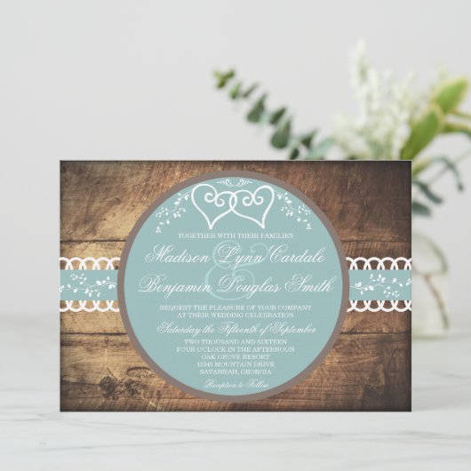 Twee harten Rustic Wood Blue Wedding Invitations Kaart (Staand voorkant)