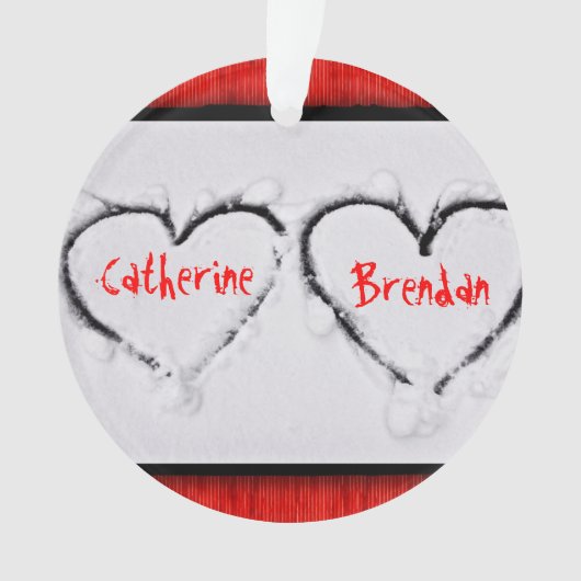 Twee harten Verse Witte Sneeuw Rood Golfmetaal Ornament (voorkant)