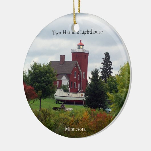 Twee havenvuurtoren en bootversiering keramisch ornament (Links)