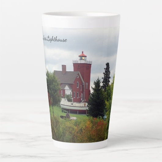 Twee havenvuurtoren en mok van de boot latte (Voorkant)