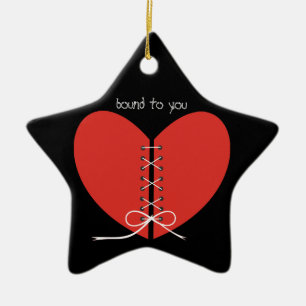 Twee helften van een hart gebonden met een lint or keramisch ornament