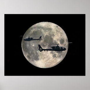 twee helikopters gedempt door een volle maan poster