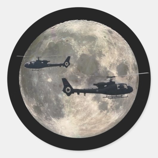 twee helikopters gedempt door een volle maan ronde sticker (Voorkant)