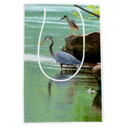 Twee Herons in de rivier Medium Cadeauzakje (Voorkant)