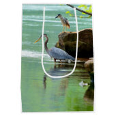 Twee Herons in de rivier Medium Cadeauzakje (Achterkant)