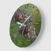 Twee Hippos zwemmen in een hond, wandklok (Hoek)