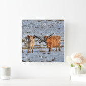 Twee hoerdieren in wintersneeuw op een wandklok (Huis)