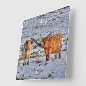 Twee hoerdieren in wintersneeuw op een wandklok (Hoek)
