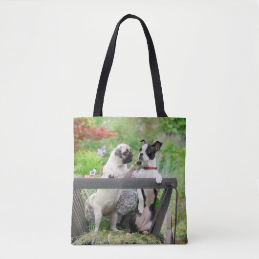 Twee honden een pug puppy en Boston Terrier in een Tote Bag (Voorkant)