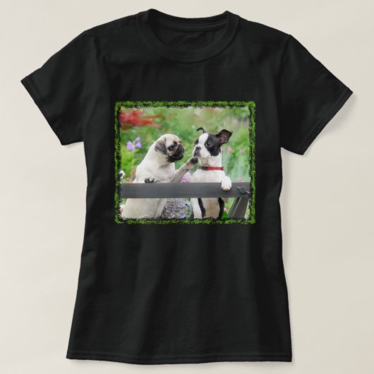 Twee honden samen een pug puppy en Boston Terrier  T-shirt (Design voorkant)