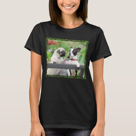 Twee honden samen een pug puppy en Boston Terrier T-shirt (Voorkant)