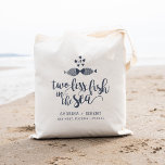 Twee indien per Zee | Weddenschap Tote Bag<br><div class="desc">Canvas tassen voor de viering van een kustbruiloft zijn uitgerust met twee zogende vissen met "twee minder vissen in het zee" in een blauw boetseerschrift. Ideaal voor zomerbruiloften op de oceaan,  voor gunsten of als jouw hotel welkome tassen.</div>