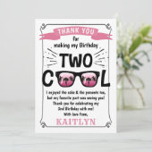 Twee jaar na de geboorte van twee meisjes bedankkaart (Staand voorkant)