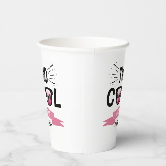 Twee jaar na de geboorte van twee meisjes papieren bekers (Rechts)