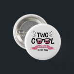 Twee jaar na de geboorte van twee meisjes ronde button 3,2 cm<br><div class="desc">Vier in stijl met deze leuke en zeer trendy 2e verjaardagsknoppen. Het ontwerp is gemakkelijk te personaliseren met uw speciale evenementenbewoording en uw gasten zullen blij zijn wanneer ze deze fantastische knoppen zien. Overeenkomende objecten vindt u in de collectie.</div>