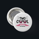 Twee jaar na de geboorte van twee meisjes ronde button 3,2 cm<br><div class="desc">Vier in stijl met deze leuke en zeer trendy 2e verjaardagsknoppen. Het ontwerp is gemakkelijk te personaliseren met uw speciale evenementenbewoording en uw gasten zullen blij zijn wanneer ze deze fantastische knoppen zien. Overeenkomende objecten vindt u in de collectie.</div>