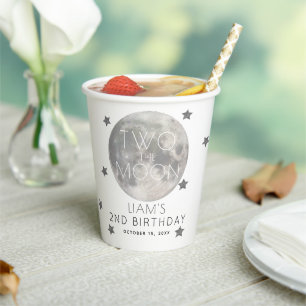Twee jaar na de tweede verjaardag van de maan in d papieren bekers