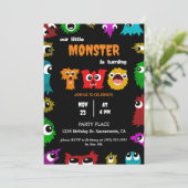 Twee jaar oude uitnodiging voor kleine monster op (Staand voorkant)